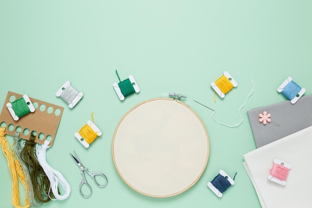 Materiały do haftu na stole